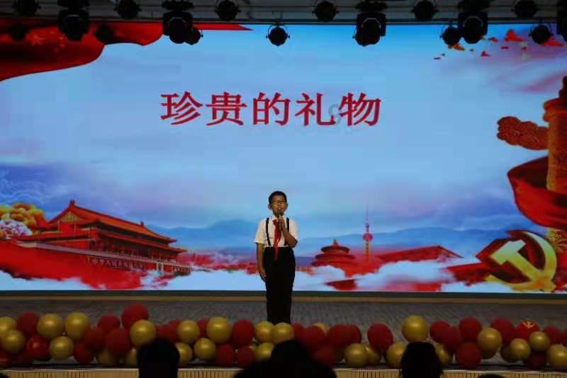 杨振宁携翁帆与友人相聚,曝光豪宅内景:客厅面积不大、装修简约